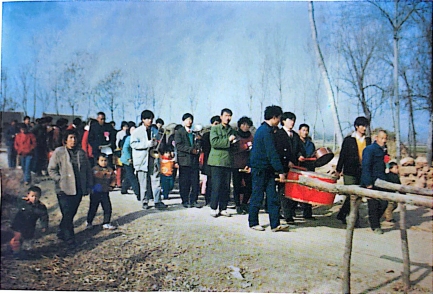村民庆贺揭碑游行队伍出发场面