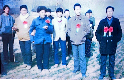 (前排从左向右)十六世李恒(国敏)、十四世李文蔚、来宾张占方、张占甫留影纪念
